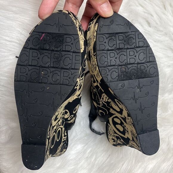 BC FOOTWEAR Wedge Black Skulls Sandals - Picture 5 of 6